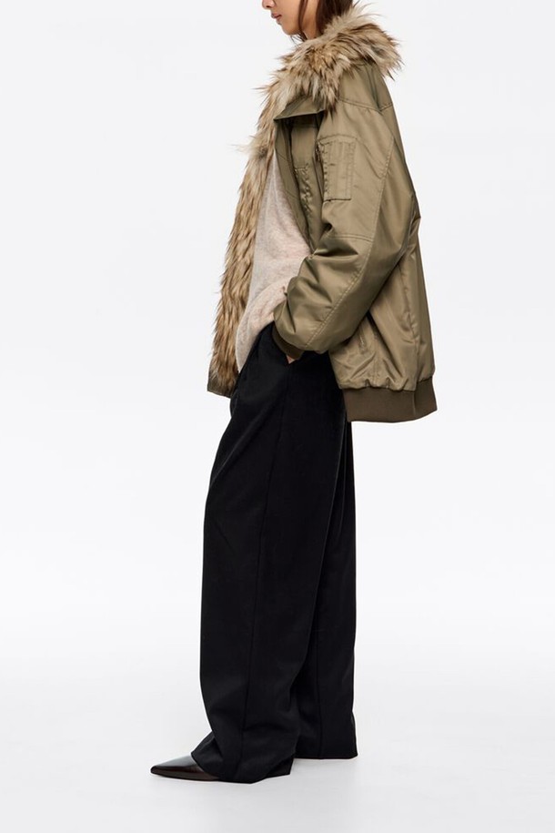 [25FW] 라이트카키 퍼 퀼팅 봄버 재킷 B256AWJ006LKB는 여성용 아우터로, 가을과 겨울에 따뜻하게 착용할 수 있는 봄버 재킷입니다. 라이트카키 컬러의 무지 디자인에 퀼팅 디테일이 더해져 캐주얼하면서도 스트릿한 스타일을 연출합니다. 오버핏으로 편안한 착용감을 제공하며, 두꺼운 두께감과 긴 소매 기장으로 보온성을 높였습니다. 집업 스타일의 여밈 방식과 퍼 트리밍, 시보리(밴딩) 디테일이 특징입니다.
