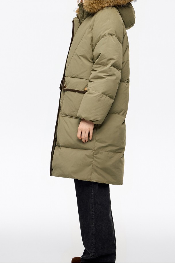 [25FW] 라이트카키 라글런 롱 패딩 다운 재킷 B256AWD009LKB는 여성용 롱패딩으로, 캐주얼 및 베이직 스타일을 추구하는 분들께 적합합니다. 가을과 겨울에 따뜻하게 착용할 수 있으며, 가볍고 보온성이 뛰어난 오리털 충전재를 사용하여 쾌적함을 선사합니다. 루즈핏으로 편안한 착용감을 제공하며, 집업 및 스냅 여밈 방식으로 간편하게 입고 벗을 수 있습니다. 라글런 디자인과 후드, 퍼, 포켓 디테일이 더해져 실용성과 스타일을 동시에 만족시키는 아이템입니다. 라이트카키 컬러의 무지 디자인으로 다양한 룩에 매치하기 용이합니다.
