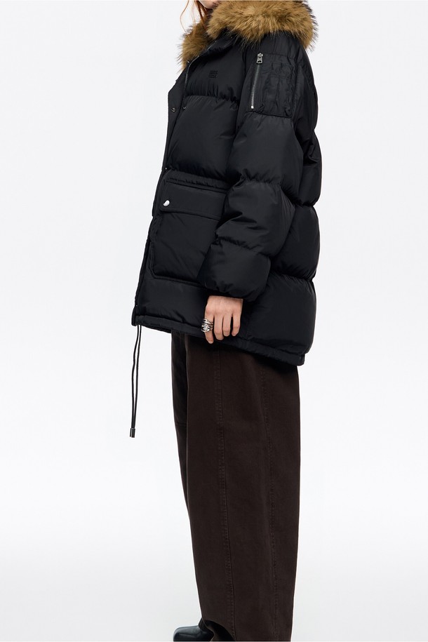 [25FW] 블랙 어드저스터블 퍼 다운 재킷 B256AWD010BKB는 여성용 다운 재킷입니다. 겨울철 방한을 위한 두꺼운 두께감과 오버핏으로 제작되었으며, 캐주얼 및 미니멀 스타일을 연출하기 좋습니다. 부드러운 퍼 소재와 긴 소매, 후드, 포켓, 스트링 조절 기능으로 실용성을 더했습니다. 무지 패턴의 블랙 컬러로 다양한 룩에 매치하기 용이하며, 집업 및 스냅 여밈 방식으로 편안하게 착용할 수 있습니다.
