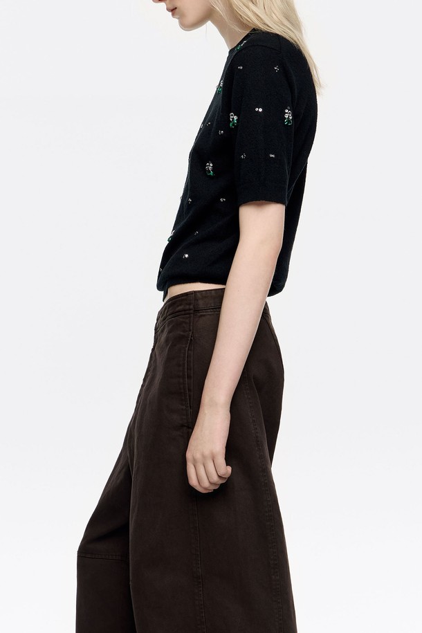 **[25FW] 블랙 라인스톤 반팔 스웨터 B256AWK011BKB**

세련된 블랙 컬러의 여성용 반팔 스웨터입니다. 가을과 겨울에 어울리는 포근한 니트 소재로 제작되었으며, 라운드넥과 레귤러핏 디자인으로 편안한 착용감을 선사합니다. 무지 패턴에 라인스톤과 비즈 장식이 더해져 캐주얼하면서도 화려한 포인트를 줍니다. 데이트룩, 모임룩 등 특별한 날을 위한 스타일링에 적합하며, 미니멀한 스타일을 즐기는 분들께 추천합니다. 숏 기장으로 트렌디함을 더했습니다.
