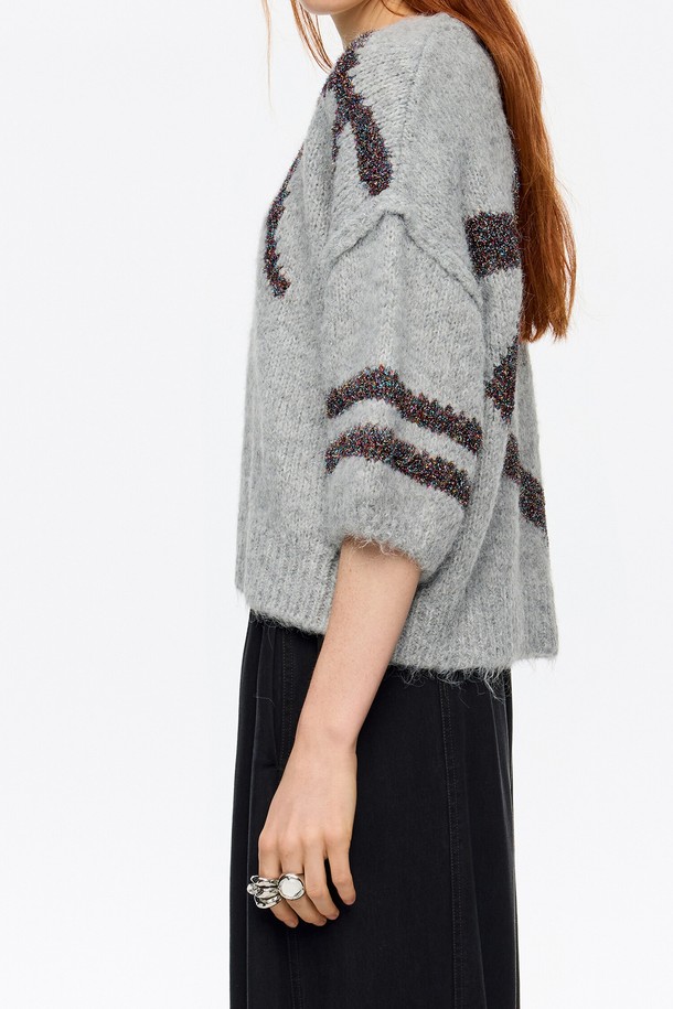 [25FW] 라이트그레이 틴셀 벌룬 스웨터 B256AWK014GRB는 부드러운 촉감의 두꺼운 니트 소재로 제작된 여성용 스웨터입니다. 라이트 그레이 컬러와 회색 컬러를 사용하여 캐주얼하면서도 페미닌한 스타일을 연출합니다. 7부 또는 5부 소매 기장의 벌룬 소매 디자인으로 포인트를 더했으며, 소매 배색 라인이 특징입니다. 라운드넥과 루즈핏으로 편안한 착용감을 선사하며, 가을, 겨울, 봄 등 다양한 계절에 활용 가능합니다. 캐주얼, 미니멀, 클래식 스타일을 즐겨 입는 고객에게 적합합니다.
