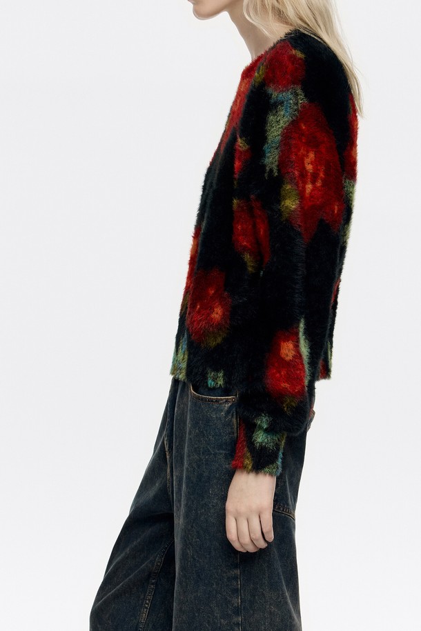 [25FW] 블랙 리본 로즈 퍼 벌룬 스웨터 B256AWK016BKB는 여성스러운 분위기를 연출하는 블랙 컬러의 스웨터입니다. 부드러운 퍼 소재와 니트 소재를 혼방하여 따뜻하고 포근한 착용감을 선사하며, 라운드넥과 긴 소매 디자인으로 편안하게 착용할 수 있습니다. 플라워 패턴과 루즈핏 실루엣이 캐주얼하면서도 화려한 스타일을 완성하여 모임룩으로 활용하기 좋습니다. 가을, 겨울 시즌에 어울리는 두꺼운 두께감으로 보온성을 높였습니다.
