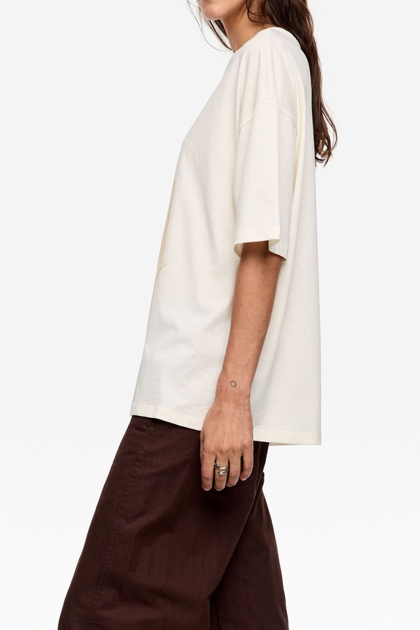 아이보리 컬러의 [25FW] 아이보리 퍼그 로고 티셔츠 B256AWT022IVB입니다. 여성용 티셔츠로, 봄, 여름, 가을에 착용하기 좋습니다. 캐주얼 스타일의 라운드넥 반소매 티셔츠로, 루즈핏으로 편안하게 착용 가능합니다. 면 소재로 제작되었으며, 귀여운 퍼그 캐릭터 로고 프린트가 돋보입니다. 미니멀한 디자인으로 일상에서 폭넓게 활용할 수 있습니다.
