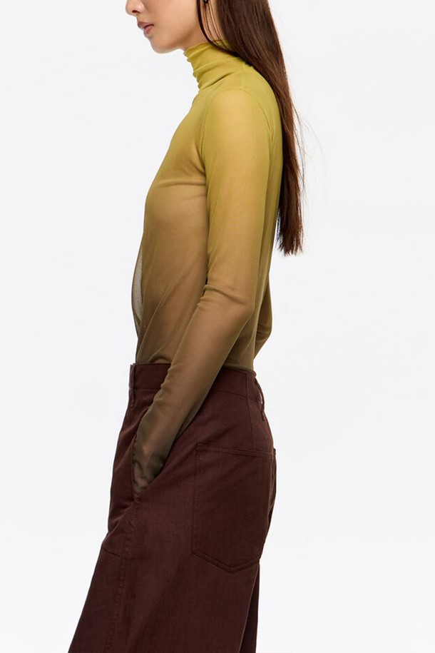 [25FW] 머스타드 튤 하이넥 티셔츠 B256AWT028MSB는 가을과 겨울에 어울리는 여성용 티셔츠입니다. 캐주얼 및 미니멀 스타일을 추구하는 분들을 위한 슬림핏 디자인으로, 얇은 두께의 튤 소재를 사용하여 은은한 멋을 더했습니다. 머스타드 컬러의 무지 디자인은 어떤 하의와도 쉽게 매치할 수 있으며, 하이넥과 긴소매로 세련된 분위기를 연출합니다. 일상생활에서 편안하면서도 스타일리시하게 착용할 수 있는 아이템입니다.
