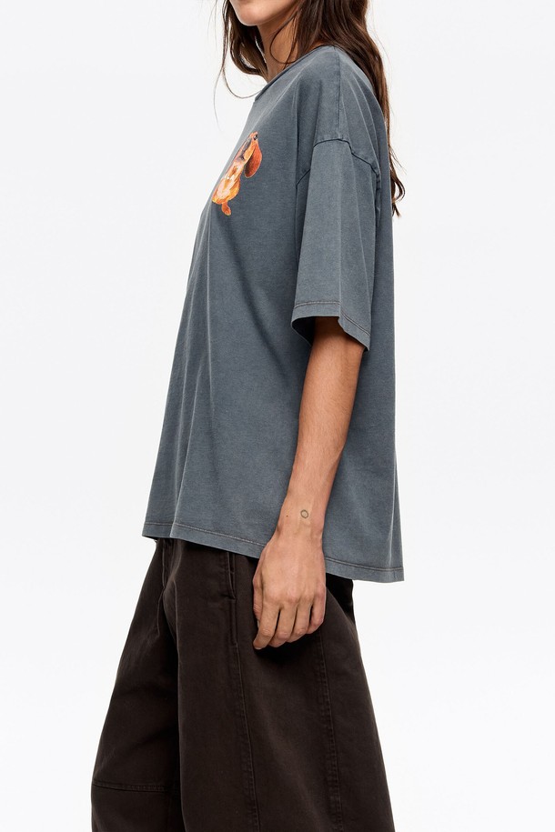 [25FW] 그레이블루 닥스훈트 로고 티셔츠 B256AWT021GRB는 부드러운 면 소재로 제작되어 편안한 착용감을 선사하는 여성 티셔츠입니다. 캐주얼 스타일의 이 티셔츠는 그레이블루 컬러에 닥스훈트 로고와 프린트/패턴으로 포인트를 더했습니다. 봄, 여름, 가을 시즌에 활용하기 좋으며, 라운드넥과 반소매 디자인으로 제작되었습니다. 레귤러 기장의 오버핏으로 편안하게 착용할 수 있으며, 일상복으로 활용하기 좋습니다.
