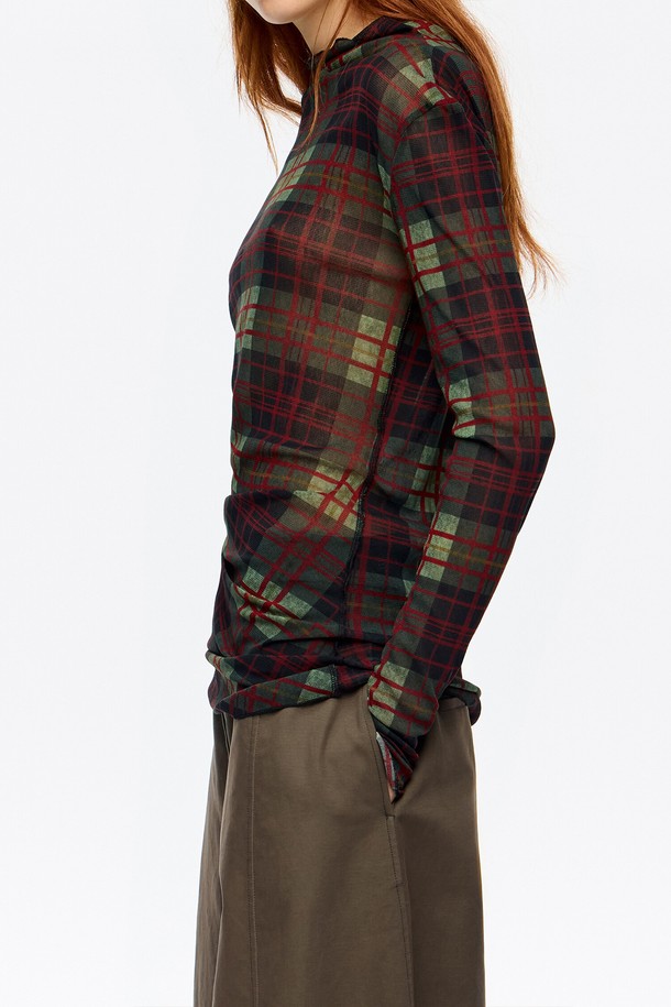 **[25FW] 레드 체크 하이넥 튤 티셔츠 B256AWT029RDB**는 여성스러운 분위기를 연출하는 가을/겨울용 티셔츠입니다. 슬림핏으로 디자인되어 있으며, 하이넥과 긴소매, 얇은 두께감으로 세련된 실루엣을 선사합니다. 튤 소재에 레드 컬러의 체크 패턴이 더해져 캐주얼하면서도 유니크한 스타일을 연출하며, 핑거홀 디테일로 포인트를 더했습니다. 데이트룩, 모임룩, 캐주얼, 미니멀, 클래식 스타일을 즐겨 입는 여성분들께 추천합니다. 구성품으로는 더스트백이 포함되어 있습니다.
