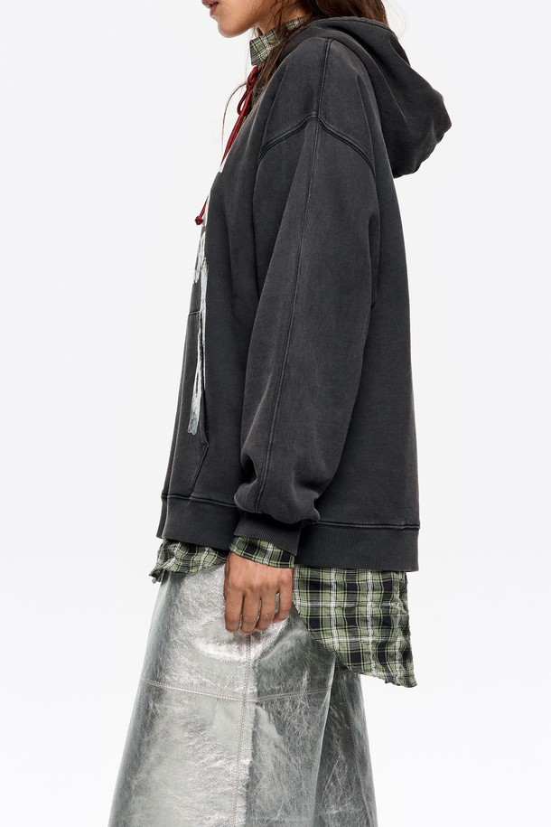 [25FW] 블랙 타이 로고 후디 B256AWW004BKB는 여성용 상의 후디입니다. 워시드 블랙 및 블랙 컬러로 출시되었으며, 일상 및 캐주얼 스타일, 캠핑룩과 산책룩에 적합합니다. 루즈핏과 오버핏으로 편안한 착용감을 선사하며, 봄, 가을, 겨울 계절에 활용 가능합니다. 면 소재의 부드러운 촉감과 로고 프린트 디자인이 특징이며, 긴소매와 후드 네크라인으로 캐주얼하고 스트릿한 스타일을 연출합니다.
