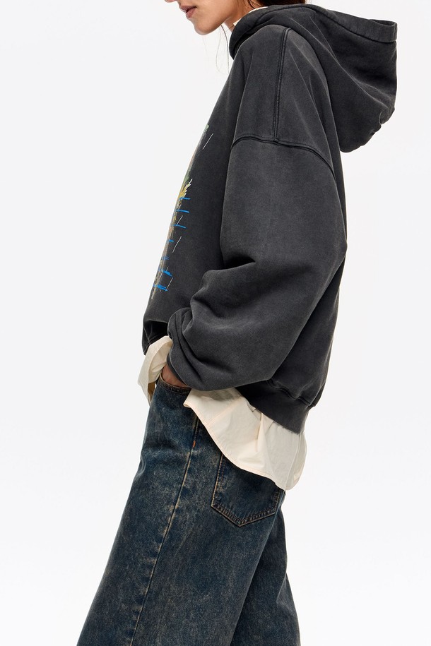 [25FW] 워시드블랙 시티 로고 후디 B256AWW009BKB는 여성용 후드입니다. 일상생활에서 캐주얼하고 스트릿한 스타일을 연출하기에 적합하며, 가을과 겨울에 따뜻하게 입을 수 있습니다. 부드러운 면 소재로 제작되었으며, 두꺼운 두께감으로 포근한 착용감을 선사합니다. 루즈핏으로 편안하게 착용 가능하며, 블랙 컬러 바탕에 로고 프린팅이 돋보입니다. 긴 소매와 후드 디자인으로, 스타일리시함과 보온성을 동시에 잡았습니다.
