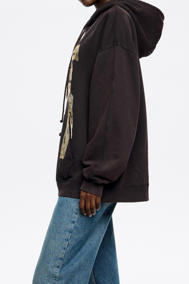 [25FW] 버건디 로고 타이 후디 B256AWW005BDB는 부드러운 면 소재로 제작되어 편안한 착용감을 선사하는 후드티입니다. 버건디 컬러에 로고와 프린트 패턴이 돋보이는 디자인으로, 캐주얼 및 스트릿 스타일을 연출하기 좋습니다. 루즈핏과 오버핏으로 여유로운 실루엣을 자랑하며, 긴 소매와 두꺼운 두께감으로 봄, 가을, 겨울 시즌에 활용하기 좋습니다. 후드 디자인으로 포인트를 더했으며, 일상 및 캐주얼 룩에 활용하기 좋은 아이템입니다.
