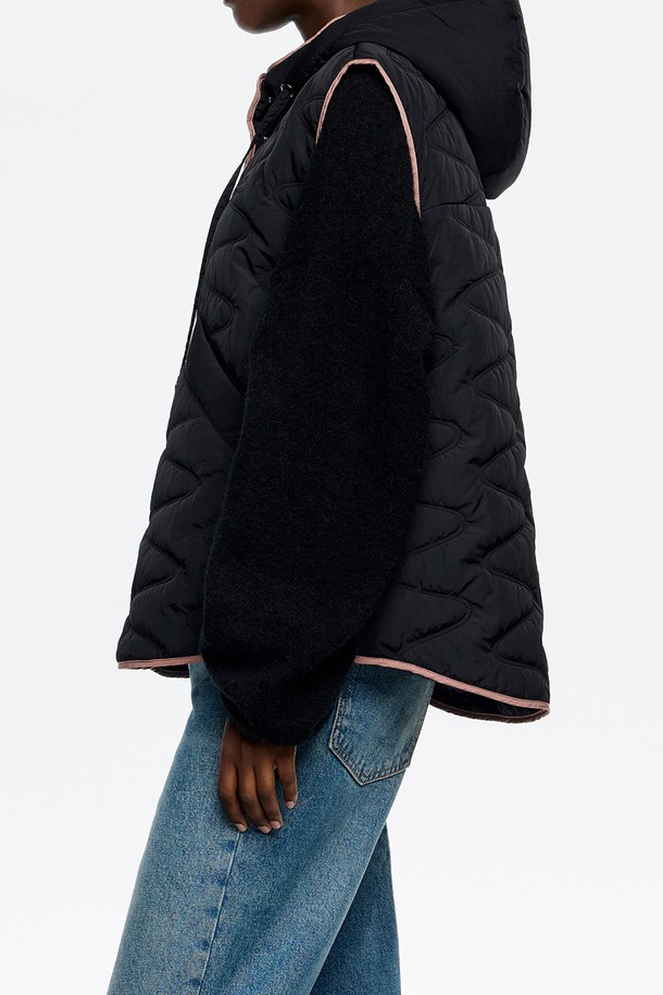 **[25FW] 블랙 후드 패딩 베스트 B256AWV001BKB**는 여성용 아우터 베스트입니다. 가을과 겨울에 착용하기 좋은 두꺼운 두께감의 패딩 베스트로, 캐주얼 스타일을 연출하기 좋습니다. 블랙 컬러의 무지 디자인에 퀄팅 패턴이 돋보이며, 레귤러핏으로 편안하게 착용할 수 있습니다. 후드 디테일과 스냅, 지퍼 여밈 방식으로 실용성을 더했으며, 민소매 디자인으로 활동성을 높였습니다. 폴리아미드와 폴리에스터 혼방 소재로 제작되었습니다.
