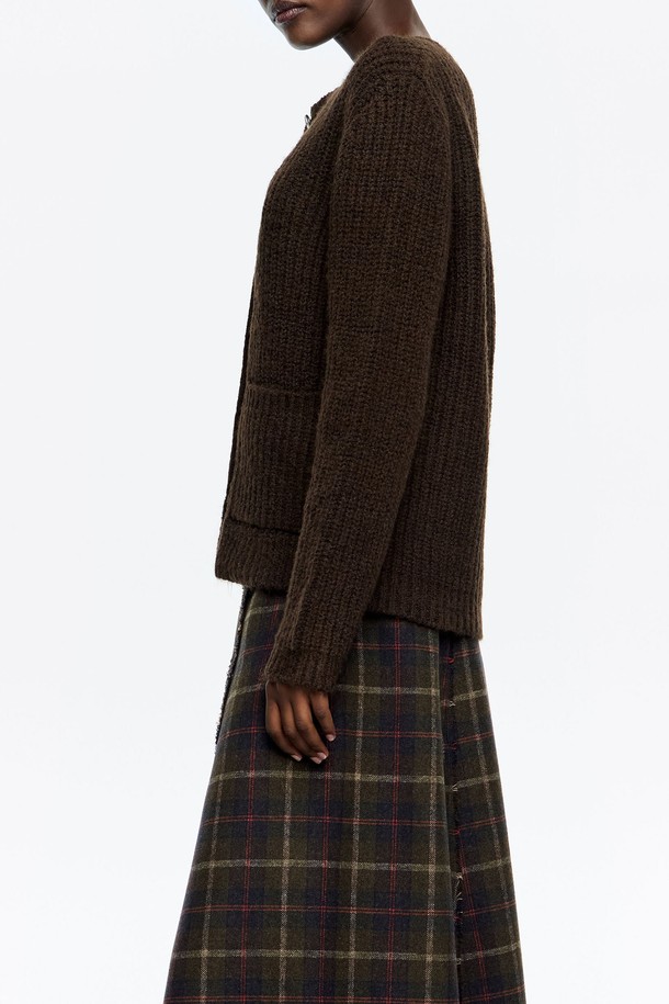 **[25FW] 브라운 피티드 카디건 B256AWG009BRB**는 여성스러운 실루엣을 연출하는 슬림핏 가디건입니다. 부드러운 라운드넥 디자인에, 가을과 겨울에 어울리는 브라운 컬러로 따뜻한 분위기를 더합니다. 폴리에스테르, 아크릴, 면 혼방 소재로 제작되어 편안한 착용감을 선사하며, 골지 패턴이 세련된 느낌을 줍니다. 숏 기장의 긴소매 디자인과 싱글 버튼 여밈으로, 출근룩이나 모임룩 등 다양한 TPO에 캐주얼하고 미니멀하게 활용하기 좋습니다.
