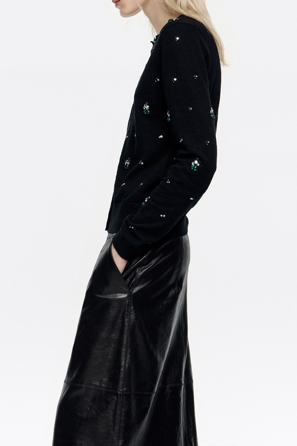 [25FW] 블랙 핏 라인스톤 가디건 B256AWG004BKB는 여성 고객을 위한 가을/겨울용 상의 가디건입니다. 블랙 컬러의 슬림핏 디자인으로, 라운드넥과 긴소매, 싱글 버튼 여밈 방식으로 미니멀하고 캐주얼한 스타일을 연출합니다. 면과 나일론 혼방 소재로 제작되어 편안한 착용감을 제공하며, 무지 패턴에 라인스톤 장식이 포인트로 더해져 세련된 느낌을 선사합니다. 출근룩과 모임룩, 그리고 캐주얼, 미니멀, 클래식 스타일을 즐겨 입는 고객에게 적합한 아이템입니다.
