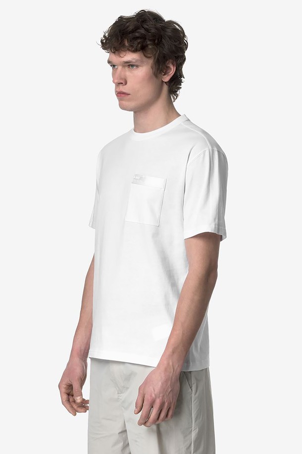 까웨(KWAY) 팬텀 포켓 티셔츠는 부드러운 면 소재로 제작된 화이트 컬러의 공용 티셔츠입니다. 두께감이 느껴지는 이 티셔츠는 봄, 여름철 일상복으로 적합하며, 베이직하고 캐주얼한 스타일을 연출합니다. 무지 디자인에 패치 포켓 디테일이 더해진 레귤러 핏의 반소매 라운드넥 티셔츠입니다.
