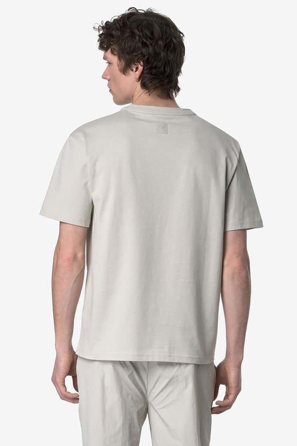 까웨(KWAY) 팬텀 포켓 티셔츠는 남성을 위한 화이트 컬러의 베이직한 반소매 티셔츠입니다. 면 소재로 제작되어 봄, 여름철 일상복으로 적합하며, 레귤러 핏과 라운드넥 디자인으로 편안하게 착용할 수 있습니다. 무지 패턴에 포켓 디테일이 더해진 캐주얼한 스타일의 상의입니다.
