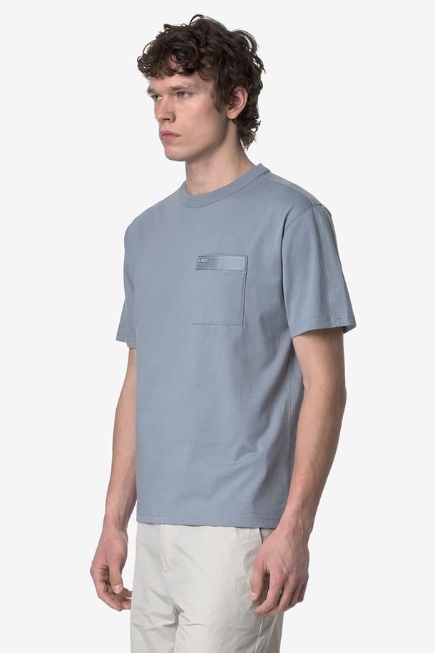 까웨(KWAY) 남성 팬텀 포켓 티셔츠는 부드러운 면 소재로 제작되어 편안한 착용감을 선사하며, 봄, 여름 시즌 캐주얼 스타일을 완성합니다. 레귤러 핏에 라운드넥 디자인으로 베이직한 매력을 더하고, 패치 포켓 디테일로 포인트를 주었습니다. 반소매 기장의 이 티셔츠는 일상에서 활용하기 좋습니다.
