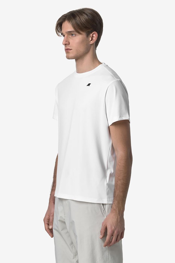 까웨(KWAY) 그래파이트 티셔츠는 남녀공용으로, 여름철 야외 스포츠 및 하이킹에 적합한 스포티한 반소매 티셔츠입니다. 통기성과 신축성이 뛰어난 폴리에스테르 소재로 제작되었으며, 라운드넥 디자인에 앞 패치 포켓과 뒷면 실크스크린 프린트가 돋보입니다. 그래파이트 컬러의 무지 디자인으로 어떤 스타일에도 쉽게 매치할 수 있습니다.
