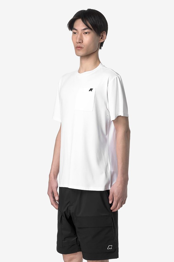 까웨(KWAY) 수반 티셔츠는 남녀공용으로, 야외 스포츠 및 하이킹에 적합한 스포티한 스타일의 반소매 티셔츠입니다. 폴리에스테르 소재의 레귤러핏으로 가볍고 통기성이 뛰어나며, 신축성이 있어 활동성을 높여줍니다. 흰색과 검은색 두 가지 색상으로 제공되며, 라운드넥에 앞 패치 포켓과 세로 지퍼 포켓 디테일, 로고 및 실리콘 프린트 무늬가 특징입니다.
