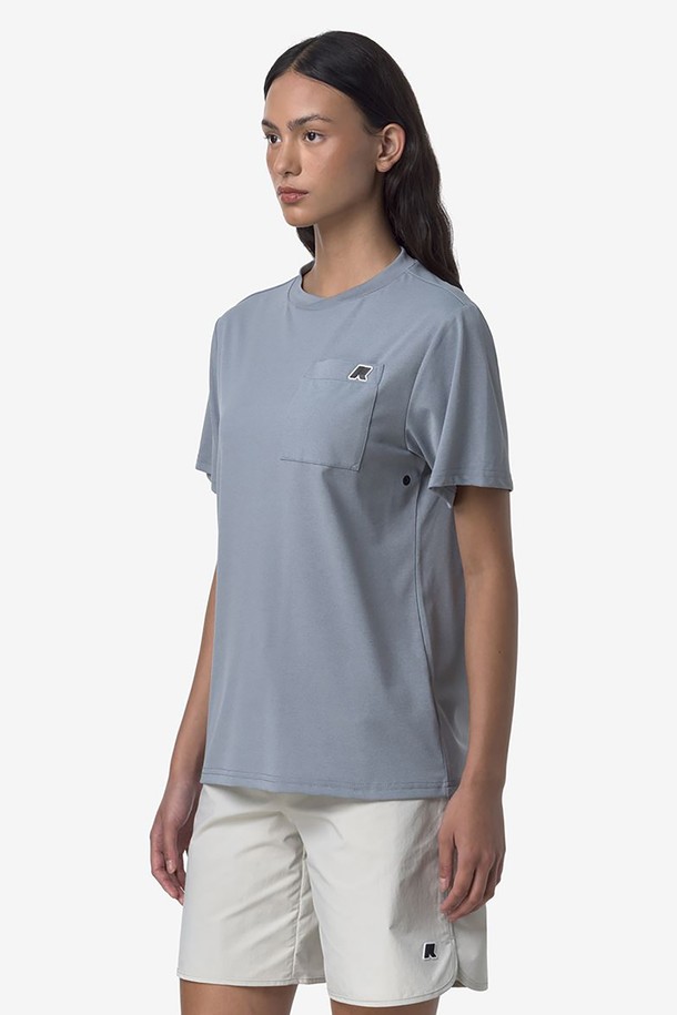 까웨(KWAY) 수반 티셔츠는 스포티한 무드를 연출하는 유니섹스 티셔츠입니다. 흰색 바탕에 로고 패턴이 돋보이며, 폴리에스테르 소재로 제작되어 통기성과 신축성이 우수합니다. 라운드넥 디자인에 앞면 패치 포켓과 수직 지퍼 포켓이 있으며, 하이킹, 아웃도어, 스포츠 활동에 적합합니다.
