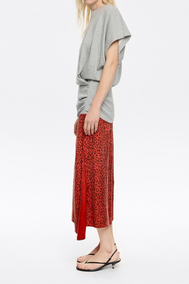 빔바이롤라(BIMBA Y LOLA)의 [25SS] 애니멀스팟 스웨트 셔츠 드레스는 부드러운 면 혼방 소재로 제작되어 편안한 착용감을 선사합니다. 캐주얼한 무드의 루즈핏 A라인 디자인에 애니멀 패턴이 더해져 개성 있는 스타일을 연출하며, 봄, 여름 시즌에 활용하기 좋습니다. 라운드넥과 반소매 디자인으로 편안함을 더하고, 안감은 폴리에스터 100%, 겉감은 면 67%, 리오셀 23%, 레이온 16%로 구성되었습니다.
