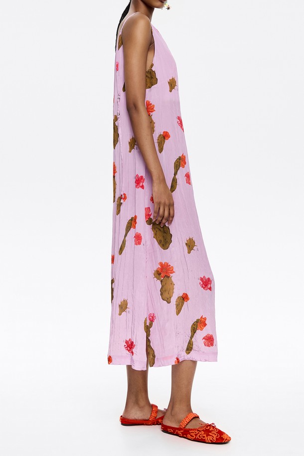 [25SS] 빔바이롤라 선인장 A-라인 드레스는 봄, 여름 시즌에 어울리는 여성용 A라인 드레스입니다. 레이온과 나일론 혼방 소재로 제작되어 시원하고 편안한 착용감을 선사하며, 민소매 디자인과 스퀘어넥 라인이 특징입니다. 핑크 컬러 바탕에 선인장 프린트가 더해져 캐주얼하면서도 산뜻한 분위기를 연출하며, 안감이 있어 비침 걱정 없이 착용할 수 있습니다.
