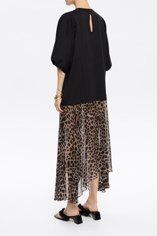 빔바이롤라 치타 미디 드레스는 여성 의류로, 캐주얼한 스타일을 추구하는 분들을 위한 미디 기장의 원피스입니다. 봄, 여름 계절에 어울리며, 카키 컬러에 치타 무늬 패턴이 특징입니다. 면 56%와 레이온 44%의 투 머티리얼 구성으로 제작되어 편안한 착용감을 제공합니다. 데이트룩, 여행룩에 적합하며, 미니멀, 레트로 무드를 연출하기 좋습니다.
