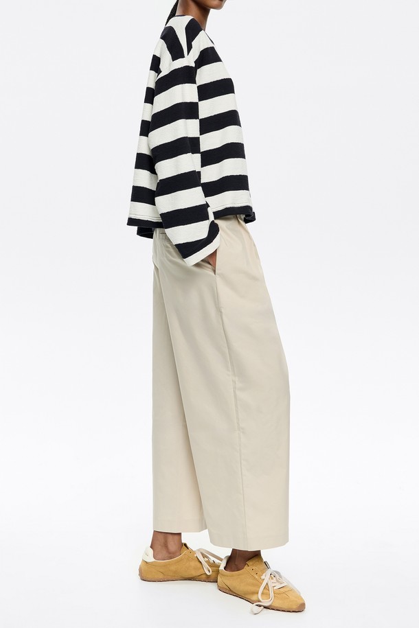 빔바이롤라 스톤 다트 앵클 기장 트라우저 (B255AWP002GRA)는 남녀 공용으로 착용 가능한 앵클 기장의 트라우저입니다. 미니멀하고 베이직한 스타일로, 봄, 여름 시즌에 적합하며 출근룩, 데이트룩 등 다양한 TPO에 활용할 수 있습니다. 면 66%, 폴리에스터 34% 혼방 소재로 제작되었으며, 다트 디테일이 특징입니다. 그레이 컬러로 출시되었으며 XXS부터 L까지 다양한 사이즈로 만나볼 수 있습니다. 미니멀, 클래식, 캐주얼 스타일을 즐기는 분들께 추천합니다.
