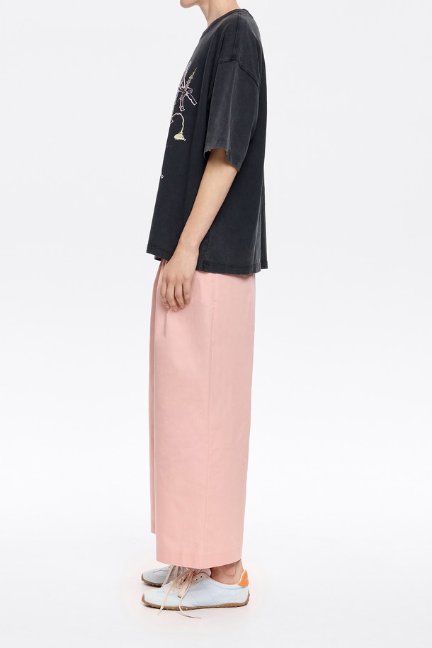 [25SS] 앵클 다트 기장 트라우저 B255AWP003PKA는 여성용 바지로, 봄/여름 시즌에 어울리는 라이트 핑크 컬러의 베이직 스타일입니다. 면과 폴리에스터 혼방 소재의 레귤러 핏 트라우저로, 앵클 기장과 다트 디테일이 특징이며 데일리룩에 활용하기 좋습니다. 트라우저 핏으로 제작되어 세련된 실루엣을 연출합니다.
