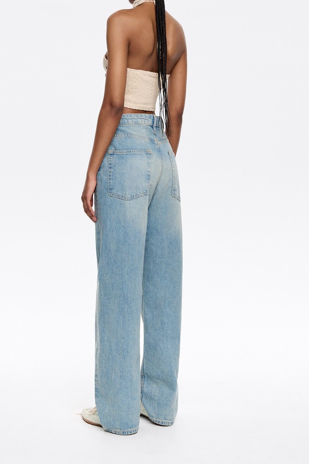 빔바이롤라(BIMBA Y LOLA) 라이트 블루 와이드 진은 여성용 데님 팬츠입니다. 로우라이즈 디자인에 면 56%, 리오셀 44% 혼방 소재로 제작되어 봄, 여름 시즌에 시원하고 편안하게 착용할 수 있습니다. 캐주얼, 미니멀, 클래식 스타일 연출에 용이하며, 와이드핏으로 트렌디한 핏을 자랑합니다. 데이트룩, 쇼핑룩 등 다양한 TPO에 활용하기 좋습니다.
