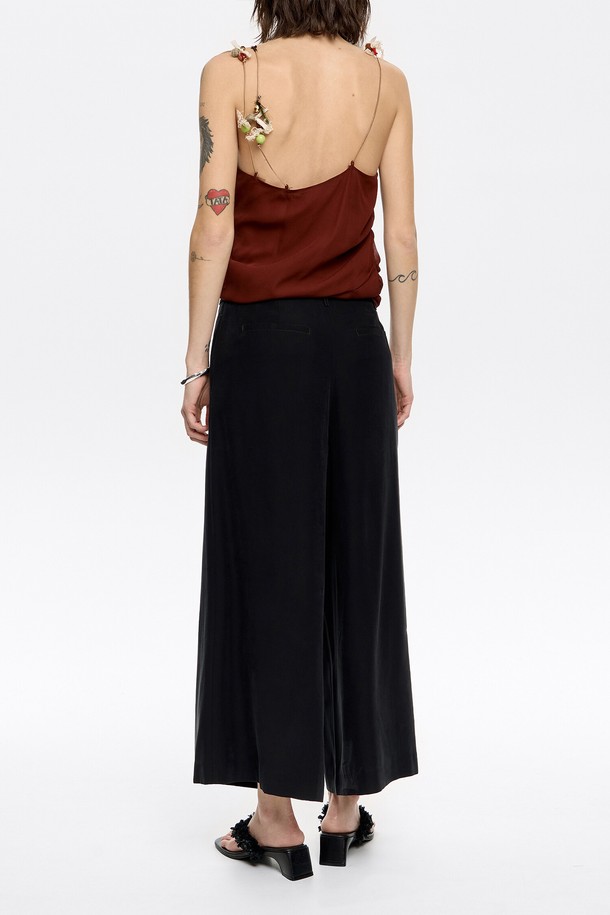 빔바이롤라 블랙 플레어 앵클 팬츠는 여성용 플레어 팬츠입니다. 미니멀하고 클래식한 무드의 블랙 컬러로, 봄과 여름에 착용하기 좋습니다. 레이온과 폴리에스테르 혼방 소재로 제작되었으며, 히든 후크 잠금장치와 지퍼 디테일이 특징입니다. 대각선 포켓과 뒷면 파이프 포켓, 그리고 패브릭 벨트 조절이 가능한 디자인으로 실용성을 더했습니다. 오피스룩, 출근룩, 모임룩 등 다양한 TPO에 시크하게 연출할 수 있습니다.
