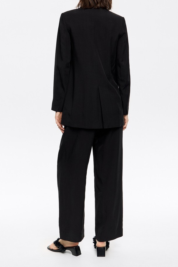 **[25SS] 빔바이롤라 블랙 도트 앵클 팬츠 B255AWP011BKA**

25SS 시즌 빔바이롤라에서 선보이는 블랙 도트 앵클 팬츠입니다. 리오셀과 린넨 혼방 소재로 제작되어 봄, 여름에 시원하고 쾌적하게 착용할 수 있습니다. 클래식한 무드의 스트레이트 핏으로, 출근룩, 오피스룩, 모임룩 등 다양한 TPO에 활용하기 좋습니다. 숨겨진 후크 고정 장치, 지퍼, 대각선 포켓, 다트 디테일, 파이프 포켓, 벨트 루프 등의 특징을 갖추고 있습니다. 미니멀하고 시크한 스타일을 연출하기에 적합한 아이템입니다.
