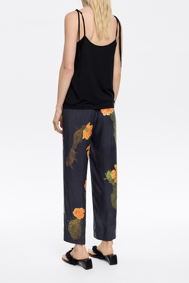 [25SS] 빔바이롤라의 리오셀 선인장 스트레이트 컷 팬츠는 봄, 여름 시즌 캐주얼 룩을 완성하는 여성용 긴 바지입니다. 블랙 컬러에 선인장 패턴이 돋보이며, 리오셀 59%, 레이온 41% 혼방 소재로 제작되어 부드러운 촉감과 편안한 착용감을 선사합니다. 스트레이트 핏으로 다리 라인을 자연스럽게 연출하며, 일상에서 스타일리시하게 활용하기 좋습니다.
