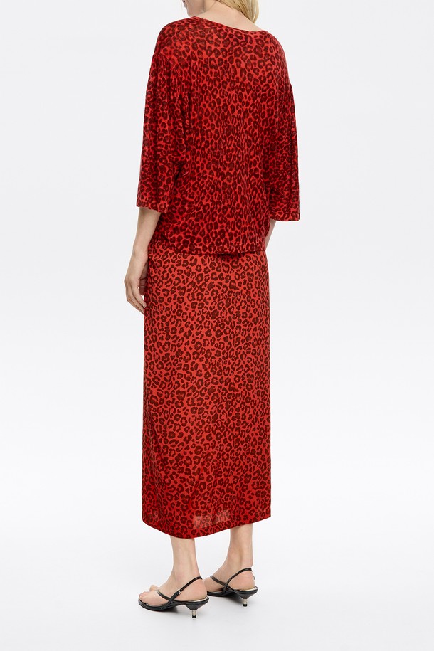 빔바이롤라(Bimba y Lola)의 25SS 시즌, 애니멀스팟 미디 스커트 B255AWS002RDA입니다. 레이온 소재로 제작되어 봄, 여름에 시원하게 착용할 수 있으며, 캐주얼부터 포멀까지 다양한 스타일을 연출할 수 있습니다. 레드 컬러 바탕에 애니멀 패턴이 돋보이며, 데이트룩, 카페룩, 모임룩 등 TPO에 맞춰 클래식하거나 로맨틱한 스타일을 완성할 수 있습니다. 미디 기장으로 다리가 길어 보이는 효과를 주며, 세련된 디자인이 특징입니다.
