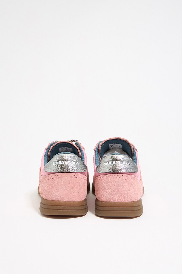 [25SS] 빔바이롤라 인도어 스니커즈 B255AIS009PKC는 여성용 인도어 스니커즈입니다. 핑크 컬러의 무지 디자인으로, 봄, 여름 계절에 적합하며 실내 운동 시 활용하기 좋습니다. 스웨이드, 천연가죽, 나일론, 폴리에스터, 고무 등의 다양한 소재를 사용하여 제작되었으며, 끈으로 여미는 방식입니다. 안감은 폴리에스터 소재이며, 플랫 굽으로 편안함을 더했습니다. 집콕룩, 피트니스룩, 동네 마실룩 등 다양한 TPO에 활용 가능하며, 미니멀, 캐주얼, 스포티한 스타일을 연출할 수 있습니다.
