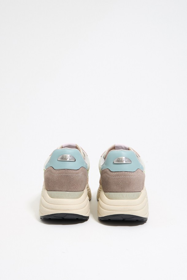 빔바이롤라의 25SS 멀티컬러 조거 스니커즈는 여성용으로, 핑크, 민트, 베이지 등 다채로운 색상 조합이 돋보입니다. 폴리에스테르, 소가죽, 고무 등 믹스 소재를 사용하여 가볍고 편안하며, 라운드 앞코와 레이스업 디자인으로 일상 및 러닝 활동에 적합합니다. 로우탑 디자인에 플랫 굽으로 편안함을 더했으며, 봄, 여름 시즌에 시원하게 착용할 수 있습니다.
