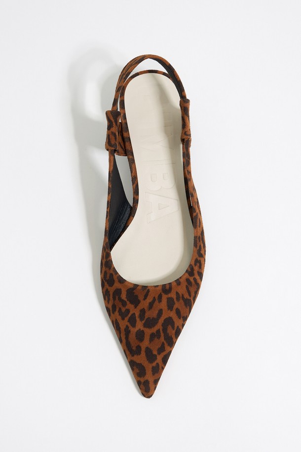 **[25SS] 빔바이롤라 레오파드 프린트 레더 슬링백 코트 슈즈**는 여성스러운 스타일을 완성해 줄 슬링백 슈즈입니다. 탄색 레오파드(leopard) 패턴이 돋보이며, 뾰족코 디자인과 키튼힐 굽으로 세련된 실루엣을 연출합니다. 천연 염소가죽, 천연 양가죽, 스웨이드 소재를 사용하여 고급스러운 착용감을 선사하며, 안감 또한 천연 양가죽과 스웨이드로 마감되었습니다. 데이트룩, 모임룩, 카페룩 등 다양한 TPO에 활용 가능하며, 클래식, 미니멀, 로맨틱 스타일을 즐겨 입는 고객에게 추천합니다. 더스트백이 함께 제공되어 보관이 용이합니다.
