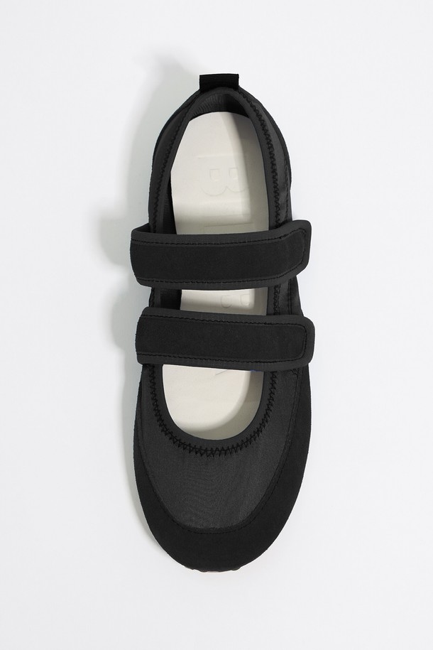 [25SS] 빔바이롤라 스포티 발레리나(패브릭) B255AIS014BKC는 여성용 발레리나 슈즈입니다. 블랙 컬러의 라운드 앞코 디자인으로, 폴리에스테르, 소가죽, 고무를 주요 소재로 사용했습니다. 플랫 굽에 밴드형 여밈으로 편안한 착용감을 제공하며, 로우컷 탑라인과 스포티한 디자인이 특징입니다. 안감은 폴리에스테르와 소가죽으로 마감되었으며, 무지 패턴으로 캐주얼, 스포티, 미니멀한 스타일을 연출하기 좋습니다. 동네 마실룩이나 쇼핑룩에 활용하기 좋은 아이템입니다.
