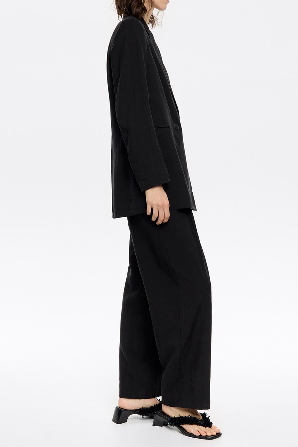 **[25SS] 빔바이롤라 테일러드 더블 브레스트 재킷 B255AWJ010BKA**

세련된 스타일을 완성하는 빔바이롤라(BIMBA Y LOLA) 테일러드 더블 브레스트 재킷입니다. 부드러운 리오셀과 린넨 혼방 소재로 제작되어 봄, 여름 시즌에 시원하고 편안하게 착용할 수 있습니다. 블랙 컬러의 미니멀하고 시크한 디자인은 오피스룩, 출근룩, 모임룩 등 다양한 TPO에 활용하기 좋습니다. 레귤러핏에 얇은 두께감, 긴 소매 기장으로 세련된 실루엣을 연출하며, 면 안감으로 부드러운 촉감을 선사합니다. 클래식한 무드의 더블 버튼 여밈 방식으로, 포멀하면서도 세련된 스타일을 연출해보세요.
