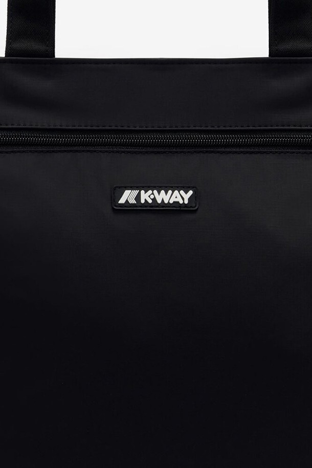 까웨(KWAY) 엘리앙 백 Y255EOA156은 남성용 라지 사이즈 토트백으로, 방수 및 방풍 기능을 갖춘 나일론 소재로 제작되었습니다. 화이트 색상에 실리콘 로고와 지퍼 포켓, 내부 포켓 등의 디자인 장식이 돋보이며, 사각 형태의 가방에 립스탑 원단을 사용하여 내구성을 높였습니다. 여행, 레저, 스포츠 활동에 적합하며, 전면 맥시 포켓, 보강된 베이스, 2mm 테이프 손잡이, 지퍼형 잠금 방식 등의 특징을 갖춘 실용적인 가방입니다.
