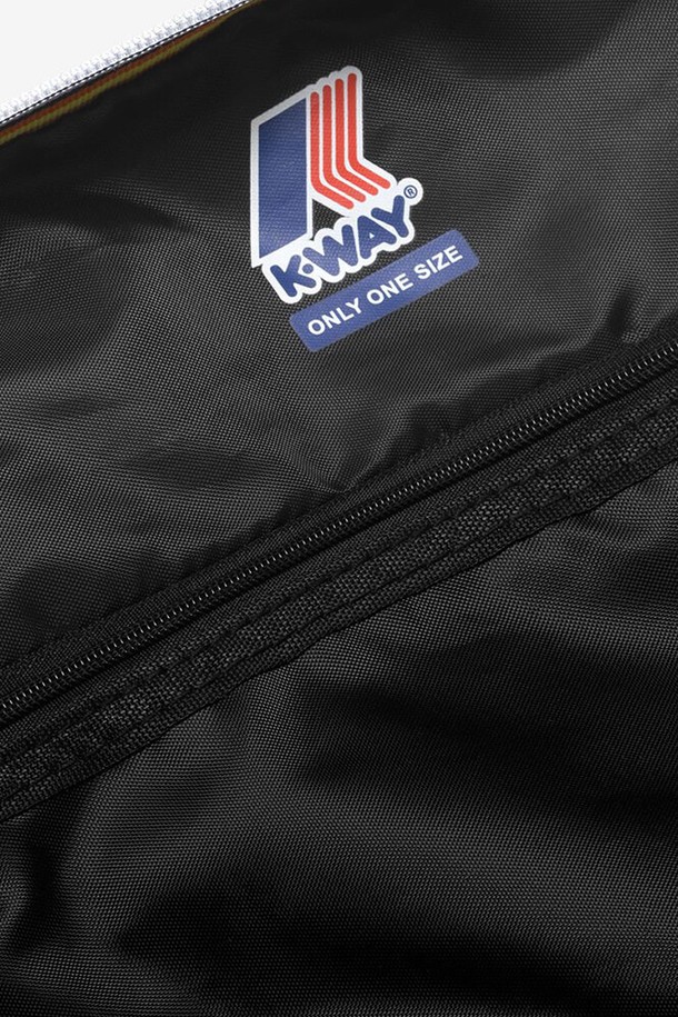 까웨(KWAY) 모아레 백 Y255EOA159는 남성을 위한 블랙 색상의 미디엄 사이즈 크로스백입니다. 22cm X 25cm X 4.5cm 크기의 사각 형태 가방으로, 방수, 발수, 방풍 기능을 갖춘 나일론 소재로 제작되었으며, 무지 패턴에 로고 장식이 돋보입니다. 분리형 어깨끈, 앞면 지퍼 포켓, 내부 포켓, 바닥 보강 원단 등 다양한 특징과 RFID 인증 기능까지 더해진 실용적인 아이템입니다.
