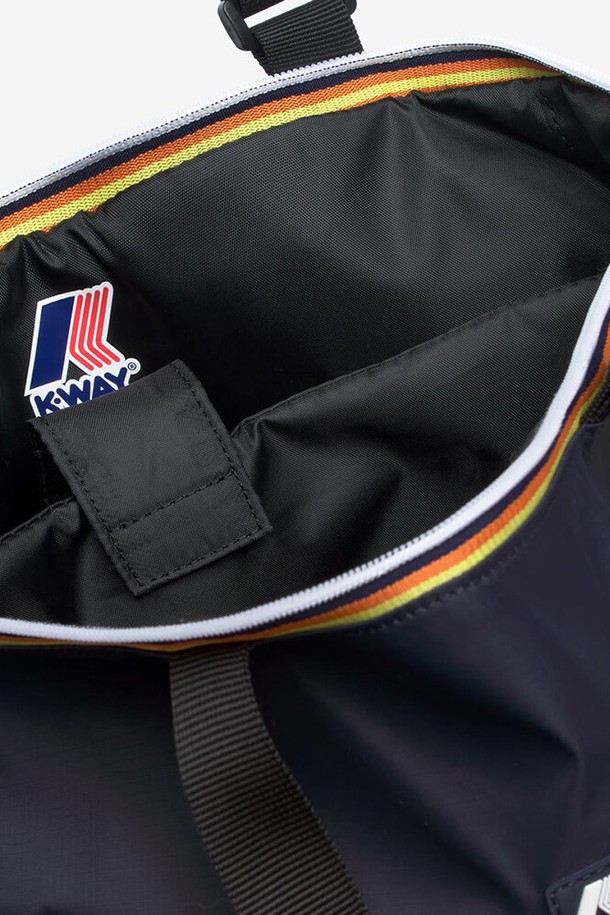 까웨(KWAY) 노암 쇼핑백 Y255EOA161은 네이비 색상의 남성용 쇼핑백입니다. 미디엄 사이즈의 사각 형태이며, 나일론 소재로 제작되어 방수 기능과 휴대성이 뛰어납니다. 지퍼형 잠금 방식과 투웨이 스타일 연출이 가능한 무지 디자인의 쇼핑백입니다.
