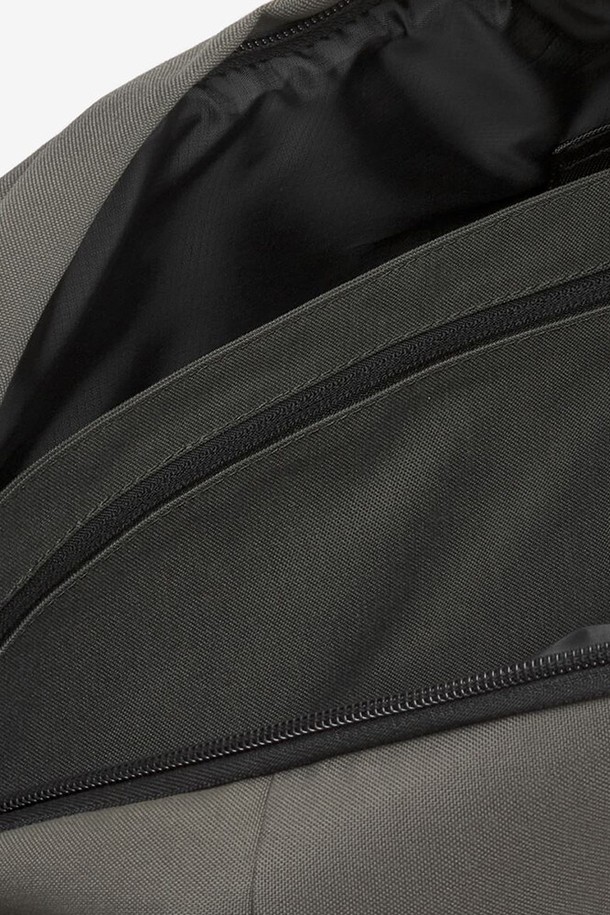 까웨(KWAY) 나엘 토트백 Y255EOA166은 남성을 위한 블랙 색상의 미디엄 사이즈 토트백입니다. 나일론과 폴리에스테르 소재로 제작되었으며, 사각 형태에 무지 패턴이 특징입니다. 노트북 수납, 다양한 수납공간, 키링, 물병 홀더 등의 기능과 더불어 내부 지퍼 포켓, 외부 앞 포켓, 조절 가능한 손잡이, 분리형 내부 파우치 등 다양한 수납 디테일을 제공하며, 지퍼형 잠금 방식으로 여행, 일상, 비즈니스 등 다용도로 활용하기 좋습니다.
