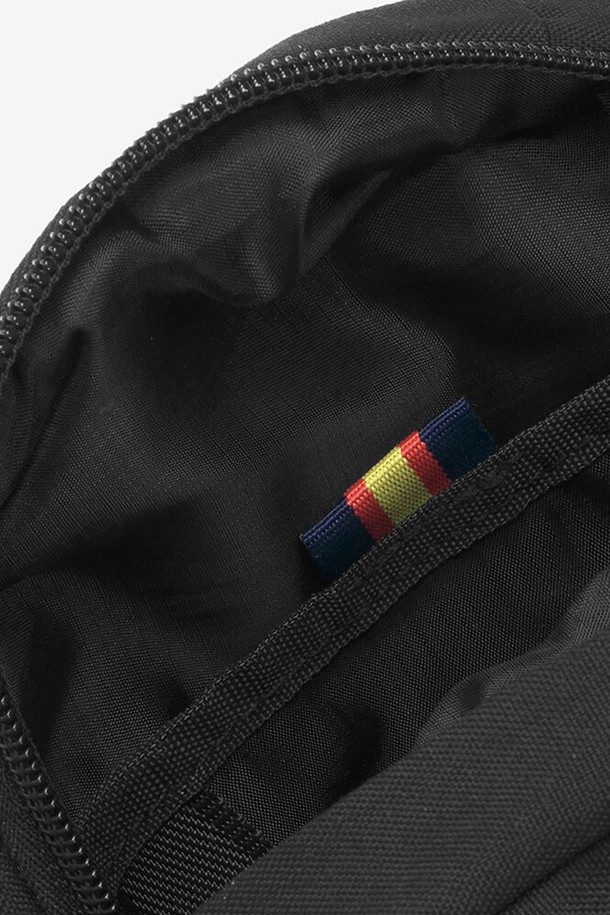 까웨(KWAY) 아이린 크로스바디 백 Y255EOA167은 남성을 위한 블랙 색상의 스몰 사이즈 크로스백입니다. 무지 패턴의 폴리에스테르 소재로 제작되었으며, 로고 패치와 매트 메탈 하드웨어 장식이 돋보입니다. 실용적인 디자인과 수납공간, 키링 테이프, 조절 가능한 스트랩, 외부 포켓, 내부 다용도 수납공간, 플랩 커버, 지퍼형 잠금방식으로 데일리 사용에 적합합니다.
