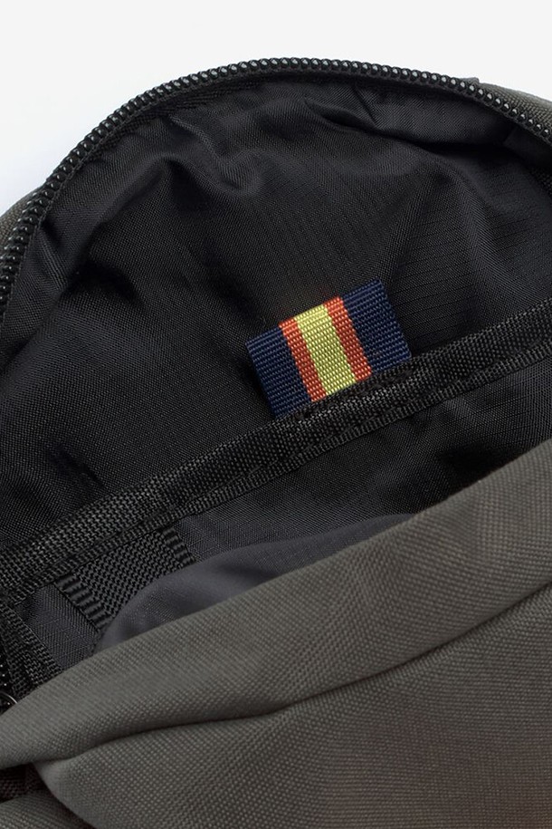 까웨(KWAY)의 아이린 크로스바디 백 Y255EOA168은 남성을 위한 스몰 사이즈의 폴리에스테르 소재 크로스백입니다. 무지 패턴에 로고 패치와 매트 메탈 하드웨어 장식이 돋보이며, 메인 지퍼 수납공간, 외부 앞면 포켓, 다용도 내부 수납공간, 내부 키링 테이프 등 다양한 수납 기능을 제공합니다. 사이즈 조절이 가능한 숄더 스트랩과 사각 형태의 디자인으로 일상에서 편리하게 사용할 수 있습니다.
