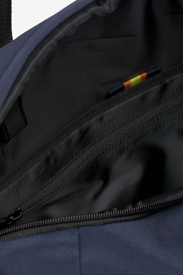 까웨(KWAY) 시리우스 더플백은 네이비 색상의 남성용 라지 사이즈 더플백입니다. 폴리에스테르 소재로 제작되었으며, 메인 지퍼 수납공간과 다용도 내부 수납공간, 패딩 노트북 슬리브를 갖추고 있어 여행이나 일상생활에서 유용하게 사용할 수 있습니다. 탈부착 가능한 어깨끈과 보강된 손잡이, 메탈 하드웨어 장식, 그리고 삼각 카라비너가 포함된 소형 파우치가 특징입니다.
