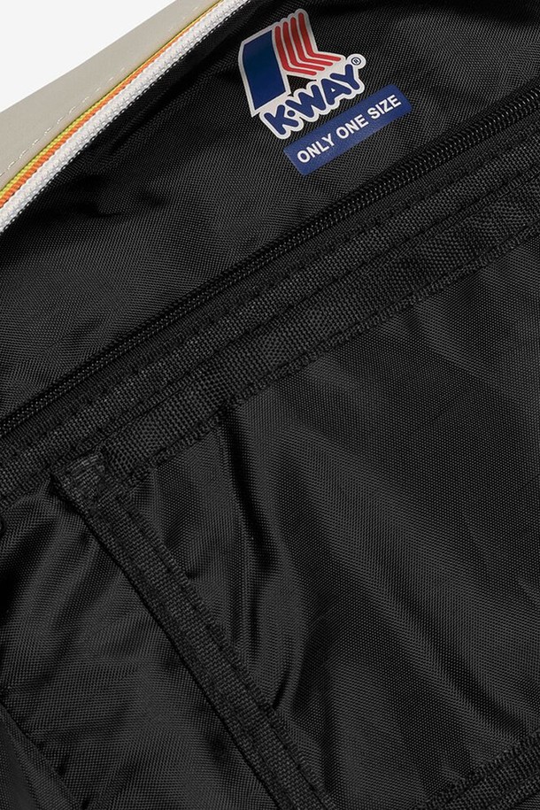 까웨(KWAY) 알바스 여행용 파우치는 베이지 색상의 미디엄 사이즈 여성용 파우치입니다. 나일론과 폴리에스터 소재로 제작되었으며, 사각 형태에 무지 패턴 디자인이 특징입니다. 여행 시 유용한 다수의 수납공간과 지퍼형 잠금 방식으로 편리함을 더했습니다.
