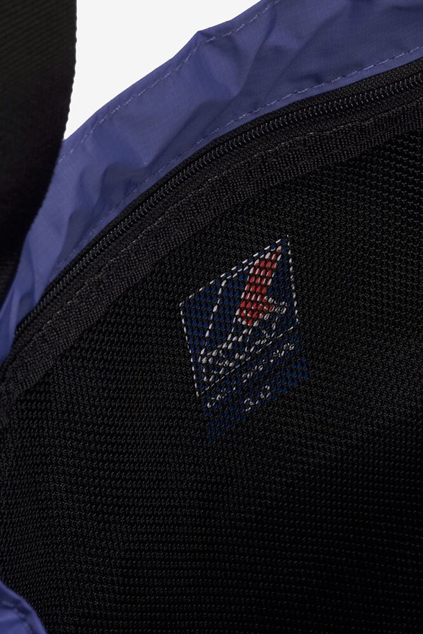 까웨(KWAY) 남성용 르브레 빅토린 백은 네이비 색상의 라지 사이즈 쇼핑백으로, 나일론 소재로 제작되어 가볍고 튼튼합니다. 방수 및 방풍 기능은 물론, 접이식 패커블 디자인으로 휴대성이 뛰어나며 내부 메쉬 포켓과 앞면 카라비너 포켓으로 수납력을 높였습니다. 조절 가능한 드로우스트링과 2mm 웨빙 핸들, RFID 인증 가능으로 실용성을 더했습니다.
