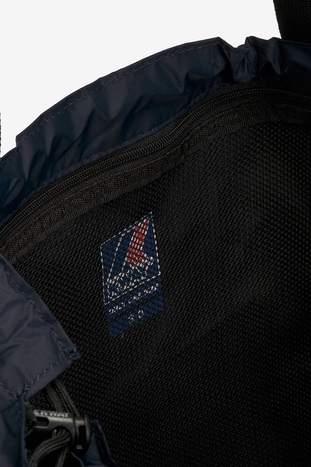 까웨(KWAY) 남성용 르브레 빅토린 백은 네이비 색상의 무지 디자인으로, 가로 50cm, 세로 42cm, 폭 12cm의 라지 사이즈 나일론 소재 가방입니다. RFID 태그가 내장되어 있으며, 정품 인증 태그가 포함되어 있습니다. 사각 형태의 이 가방은 Free 사이즈로 제공됩니다.
