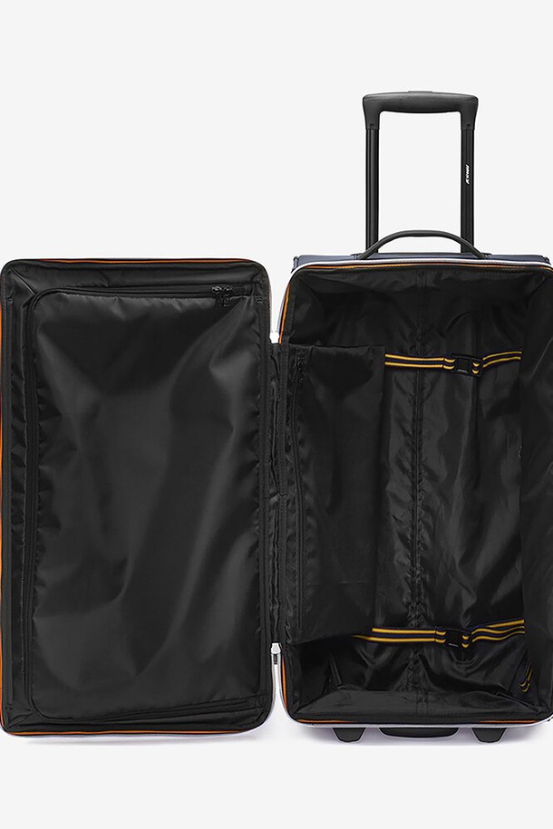 까웨(KWAY) 블로삭 M 여행용 캐리어 Y255EOO198은 네이비 색상의 남녀 공용 미디엄 사이즈 여행용 캐리어입니다. 나일론과 폴리에스테르 소재로 제작되었으며, 방수 및 생활 방수 기능을 갖춘 사각 형태의 무지 디자인입니다. 더블휠, 분리형 네임택, 다용도 수납공간, 브랜드 지퍼 잠금장치가 특징이며, 상단 및 사이드 손잡이와 사이즈 조절 기능, 지퍼형 잠금방식을 제공합니다.
