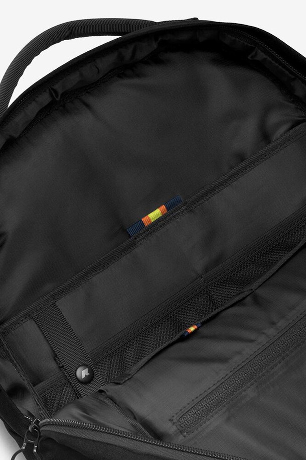 까웨(KWAY) 에노아 백팩 Y255EOP163은 남성을 위한 블랙 색상의 미디엄 사이즈 백팩입니다. 나일론 소재로 제작되었으며 방수 기능과 노트북 수납 공간을 갖추고 있어 여행 및 일상생활에 유용합니다. 사각 형태의 무지 디자인에 자수 장식이 돋보이며, RFID 정품인증, 패딩 처리된 노트북 슬리브, 물병 홀더 스트랩 등 다양한 기능과 수납공간을 제공합니다.
