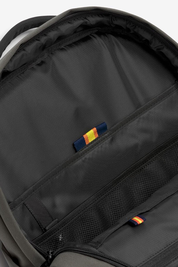 까웨(KWAY) 에노아 백팩 Y255EOP164는 남성을 위한 블랙 색상의 미디엄 사이즈 백팩입니다. 폴리에스터 소재로 제작되었으며, 30cm x 43cm x 11cm 크기의 사각 가방 모양을 갖추고 있습니다. 노트북 수납, 물병 홀더, 다용도 수납, 파우치 포함 등 다양한 기능과 함께 패딩 처리된 노트북 슬리브, 조절 가능한 어깨 스트랩, 강화된 손잡이, 외부 앞주머니 2개, 매트 금속 하드웨어, 카라비너가 포함되어 견고하고 현대적인 스타일을 완성하며 여행 및 일상생활에 적합합니다.
